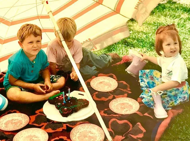 Ein Stück des Schokoladenblechkuchens auf einem Teller angerichtet