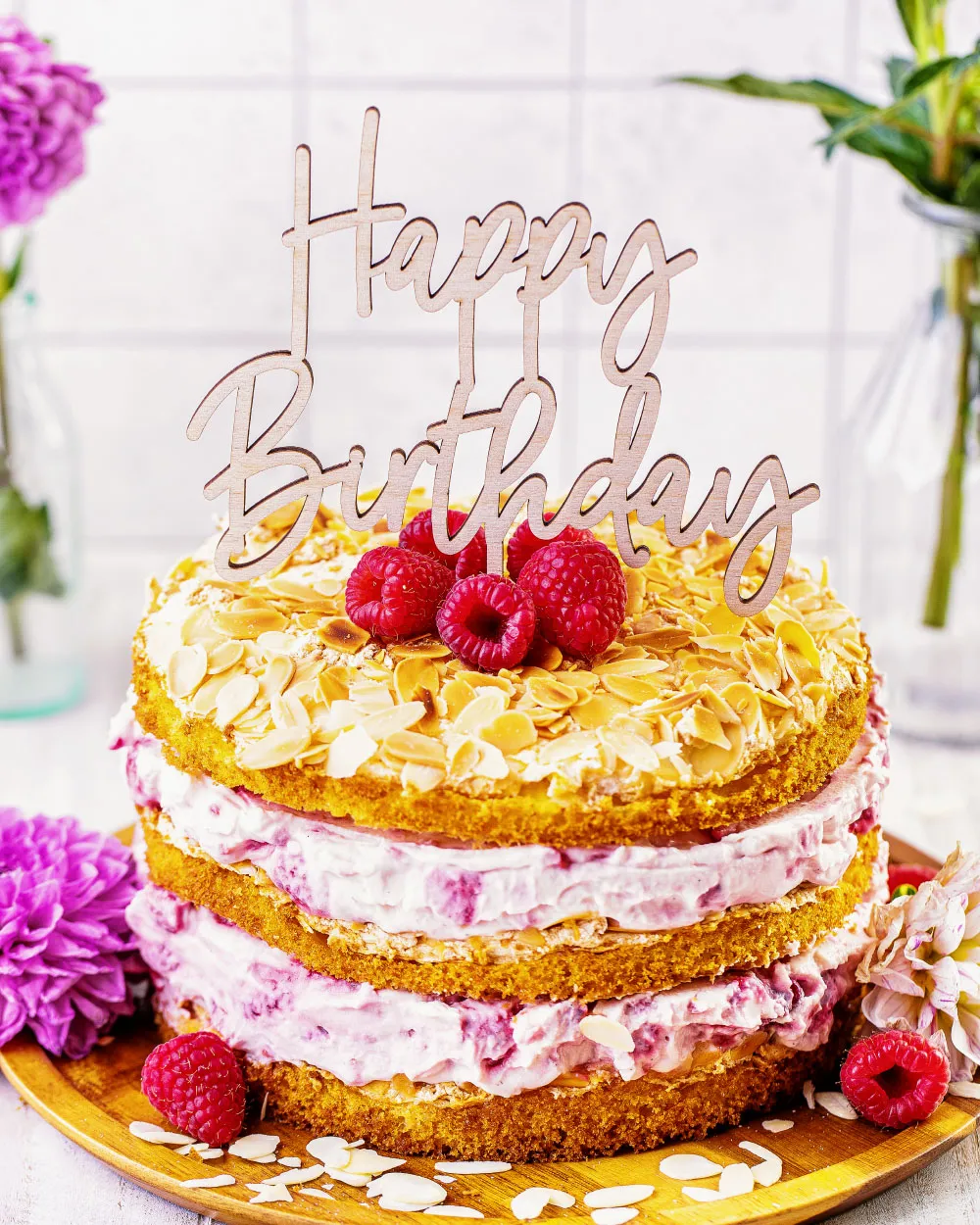 Ein Stück des selbstgemachten Himbeer-Quark Naked Cakes auf einem Teller, bereit zum Genießen.