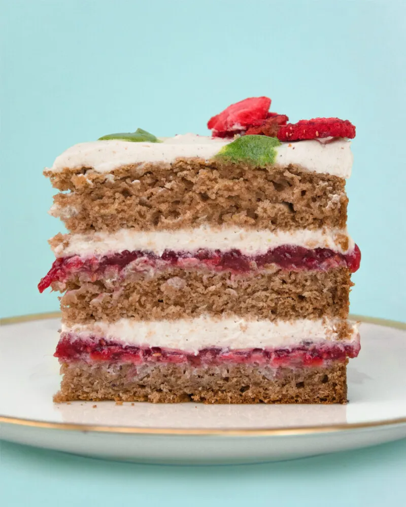 Ein Stück des zuckerfreien Geburtstagskuchens mit Frischkäse-Frosting, perfekt für kleine Genießer.