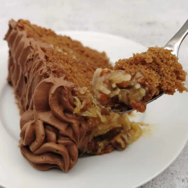 Ein Stück einer amerikanischen "German's Chocolate Cake" mit Kokosnuss-Pekannuss-Glasur
