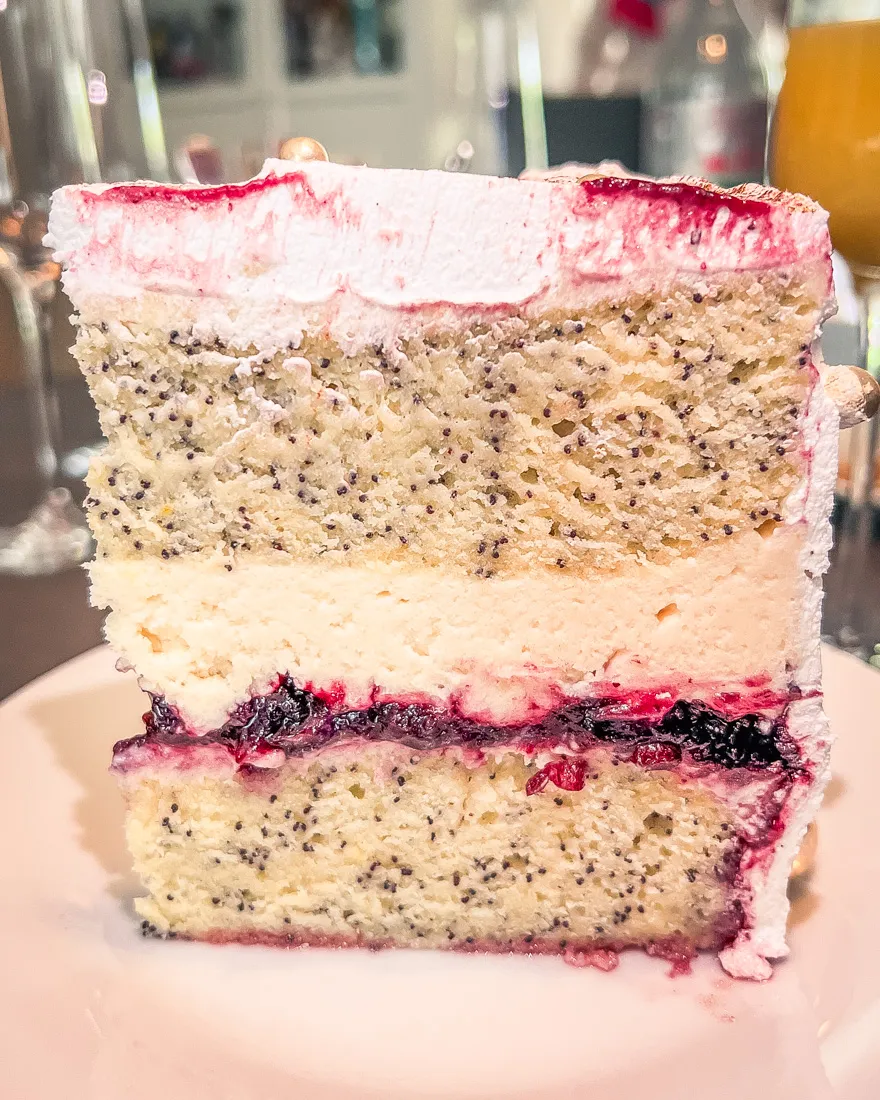 Ein Stück Feen Geburtstagskuchen mit Mohn-Marzipan und Blaubeeren