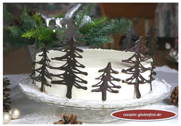 Ein Stück glutenfreie Sahnetorte mit Quark-Sahne-Creme