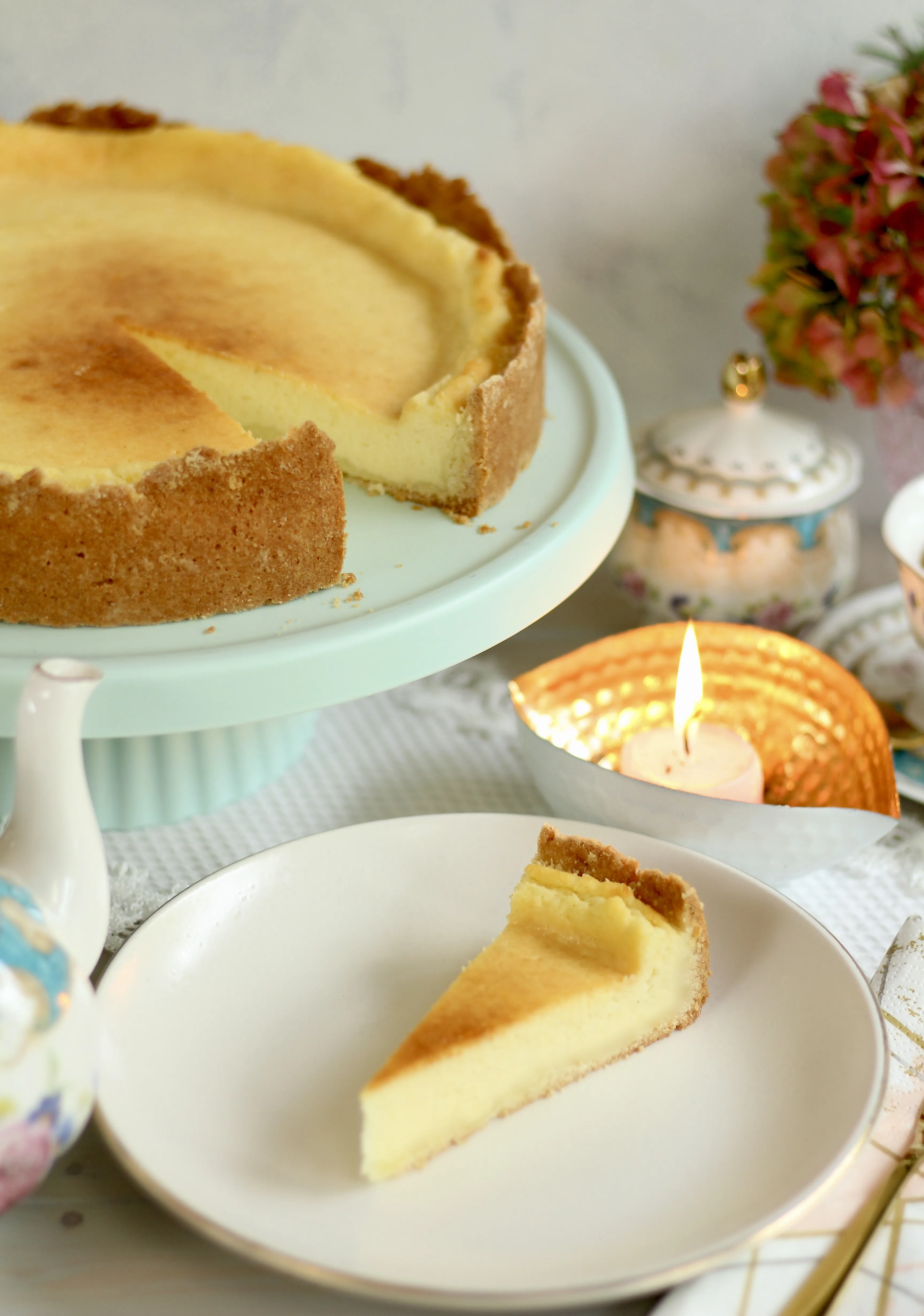 Ein Stück Käsekuchen auf einem Teller mit einer Gabel