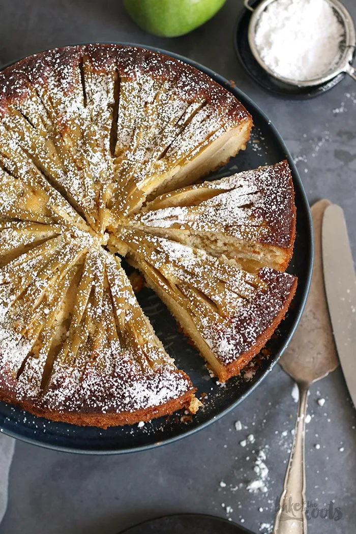 Ein Stück Low-Carb Apfelkuchen auf einem Teller mit Kuchengabel