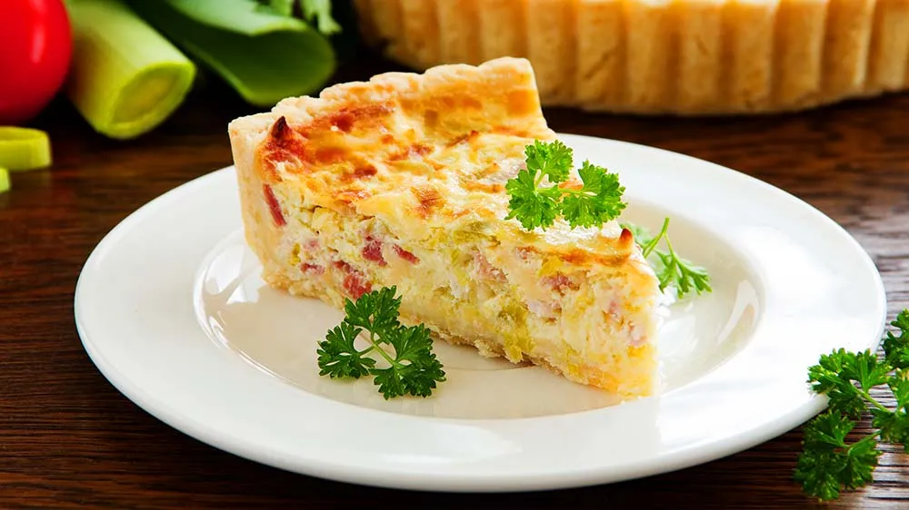 Ein Stück Quiche Lorraine auf einem Teller
