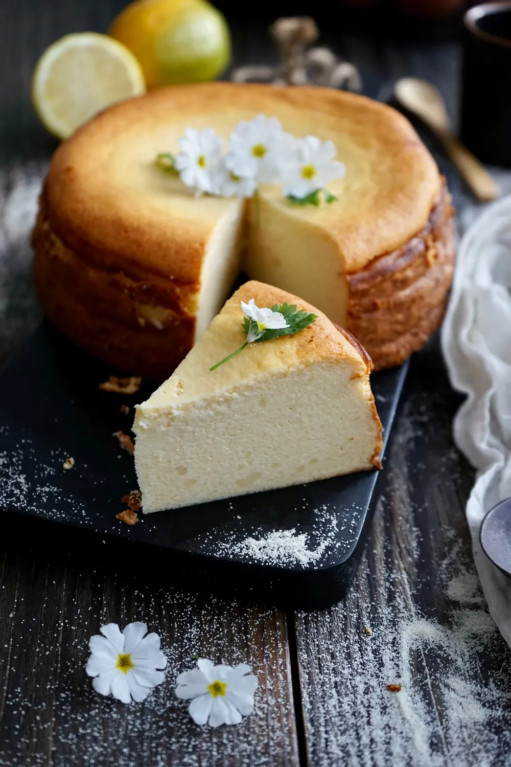 Ein Stück saftiger kleiner Käsekuchen ohne Boden, präsentiert mit seiner cremigen Textur.