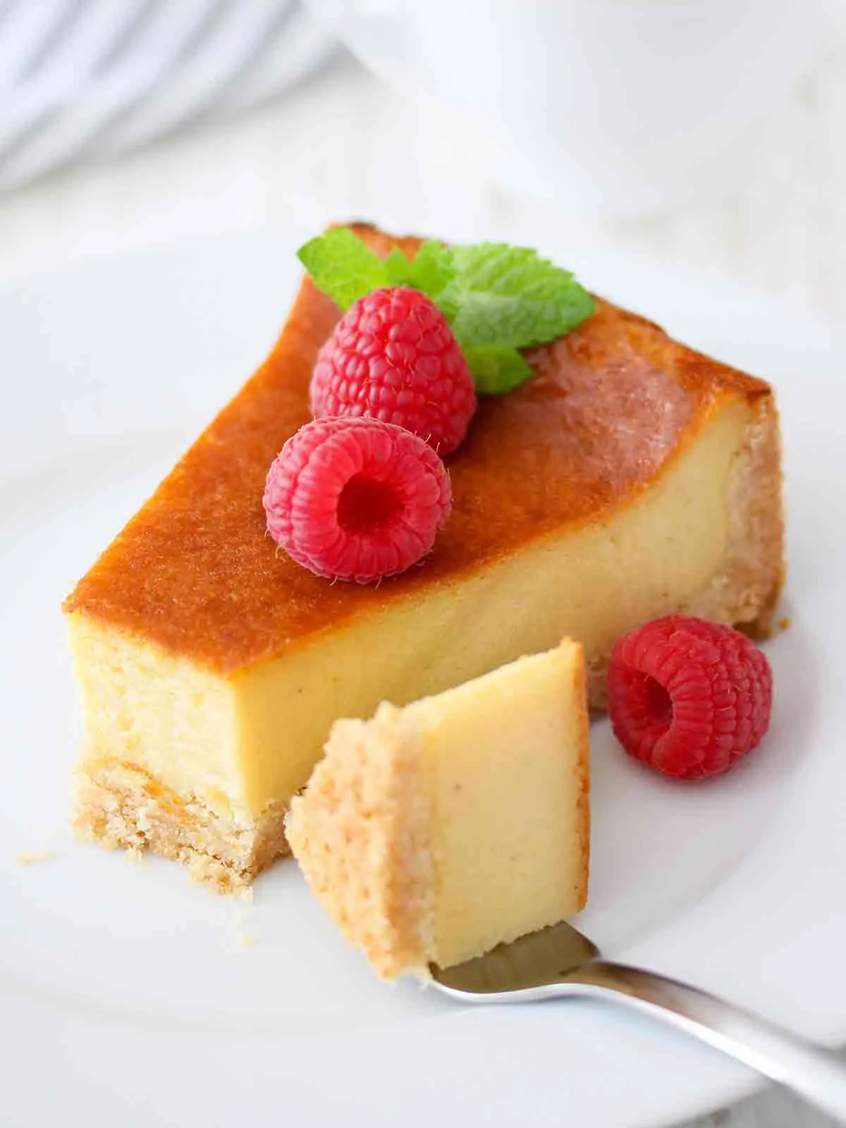 Ein Stück veganer Käsekuchen mit veganem Skyr