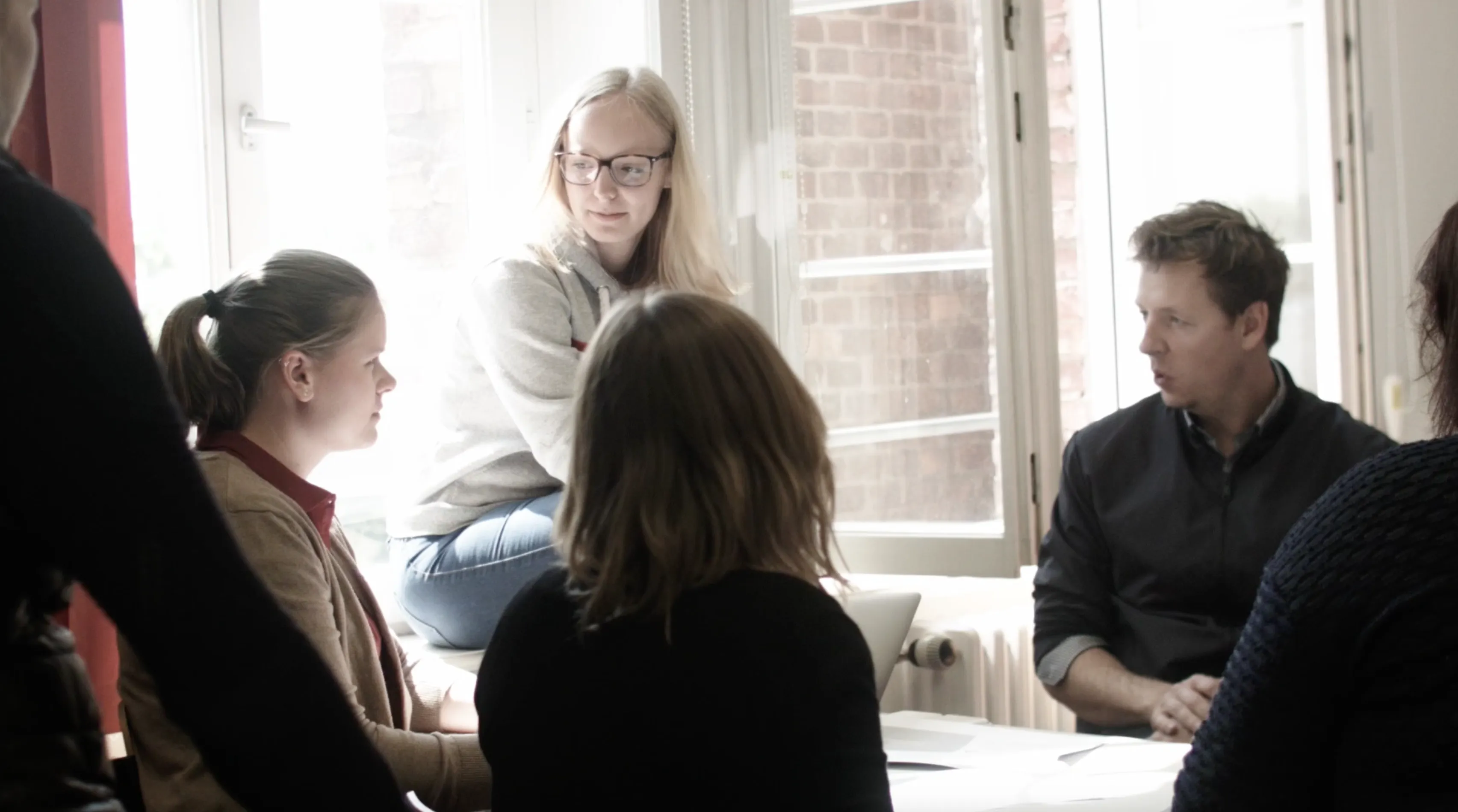 Ein Team arbeitet konzentriert an einem technologischen Projekt, das Innovationen fördert.