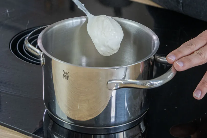 Ein Teil der Quarkmasse wird zur aufgelösten Gelatine gegeben