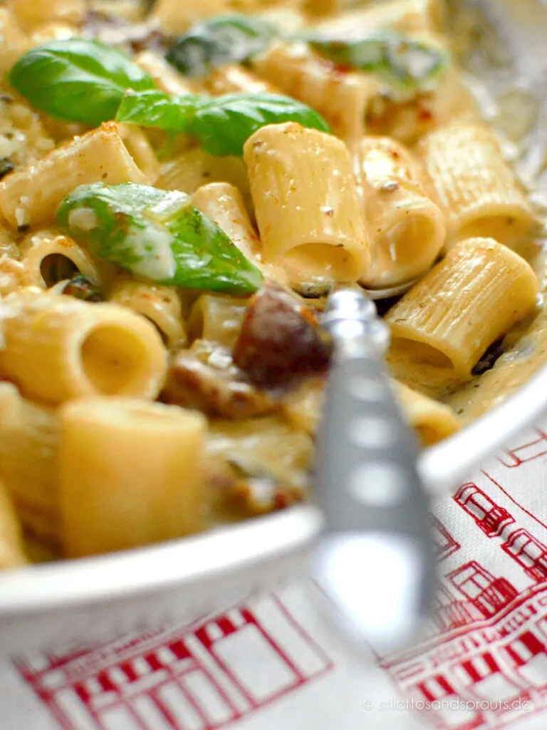 Ein Teller Marry Me Pasta, betont die einfache Zubereitung eines köstlichen vegetarischen Nudelgerichts