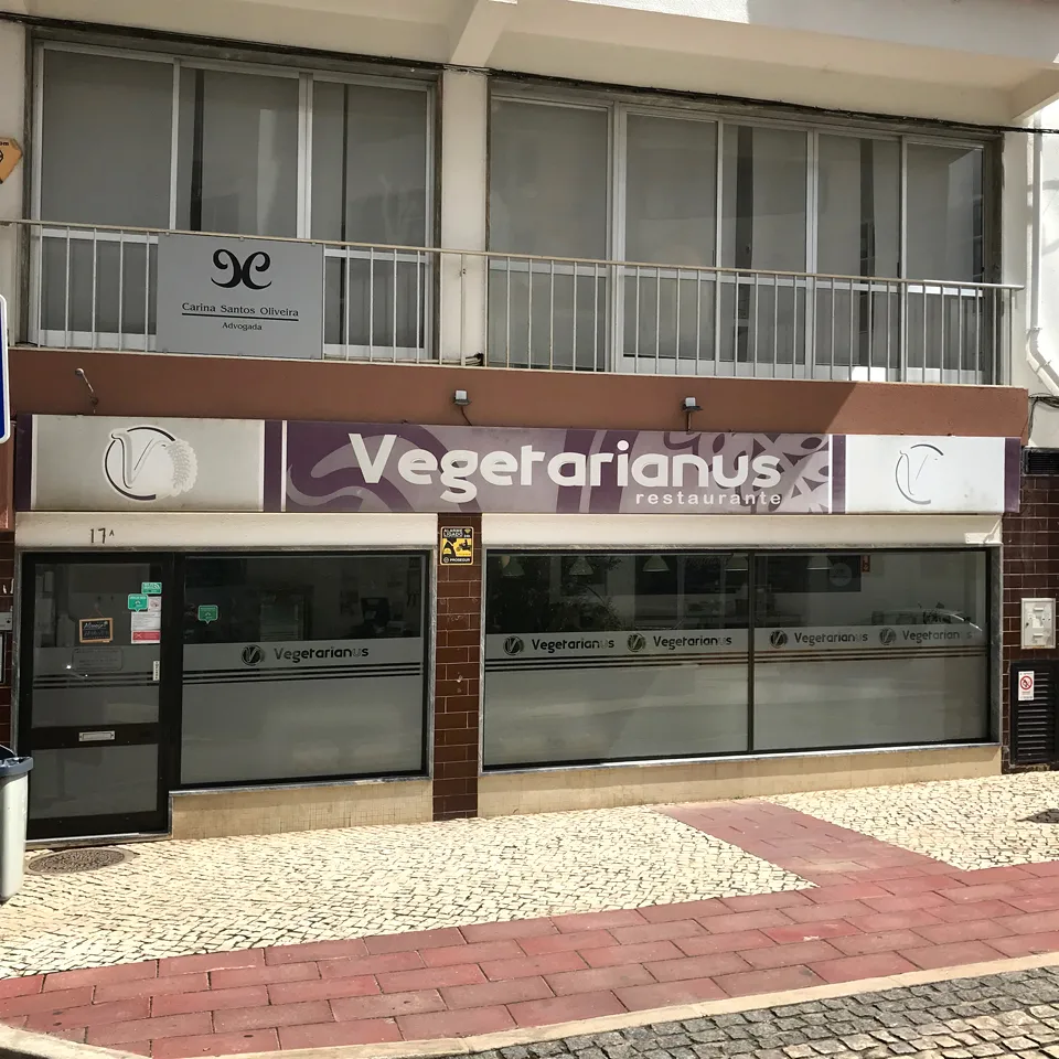 Ein Teller mit frisch zubereiteten veganen Speisen, darunter Gemüse und Reis, in einem Restaurant