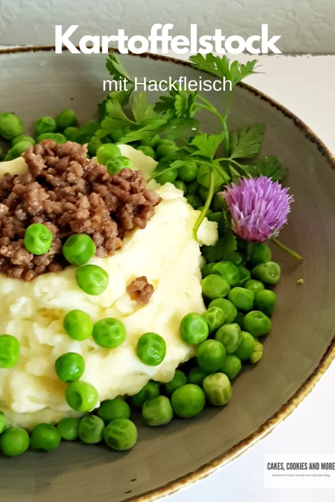 Ein Teller mit Gehacktes und Kartoffelbrei, dekoriert mit einem kleinen Schweizer Fähnchen