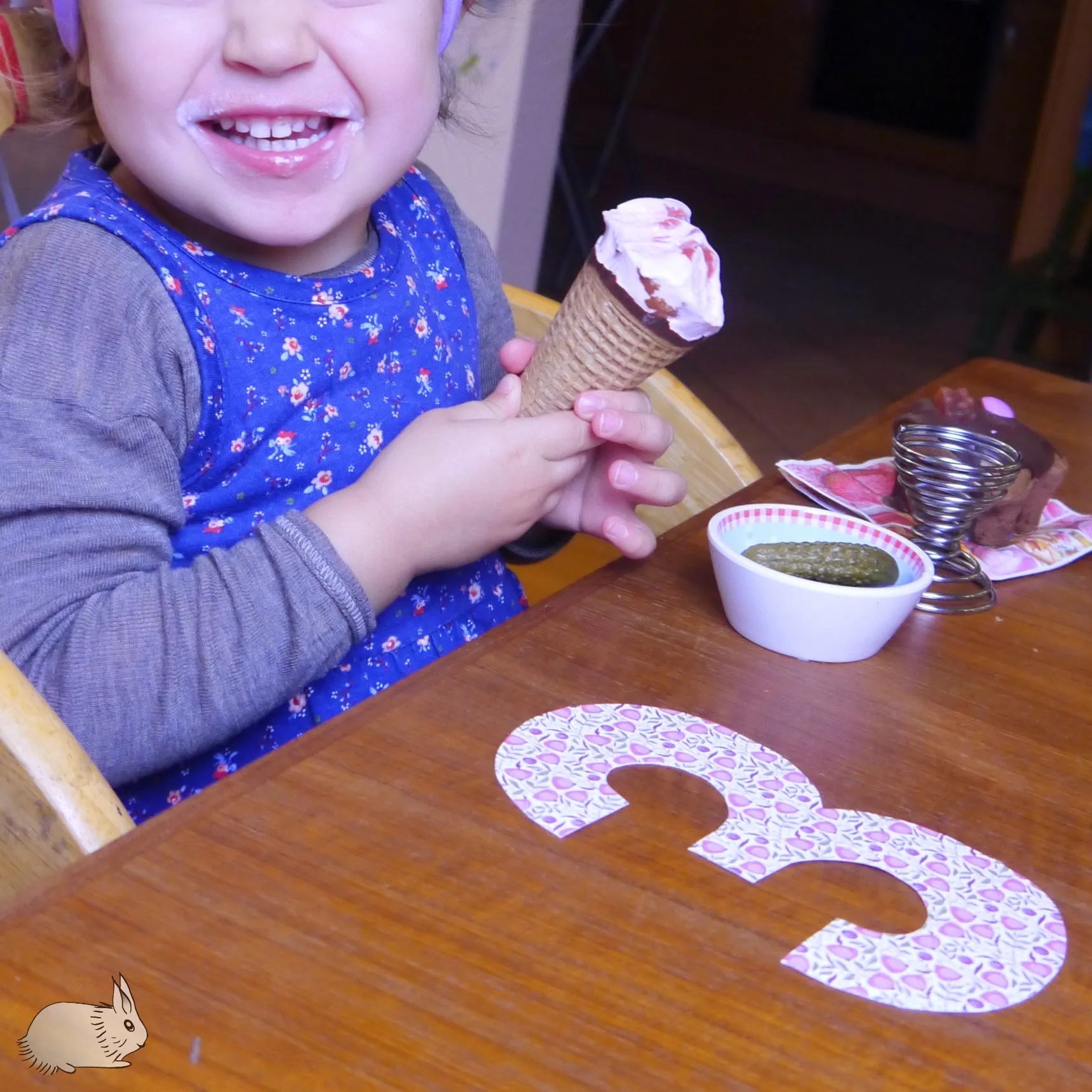 Ein Teller mit leckerem Früchtebrot als Teil eines bunten Geburtstagsfrühstücks.