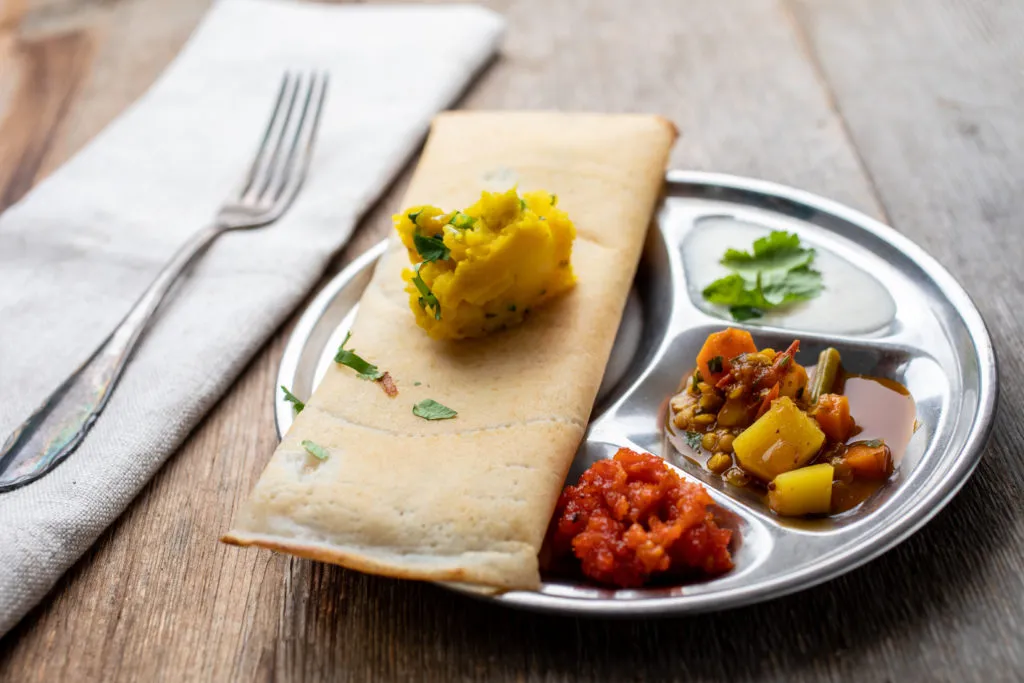 Ein Teller mit Masala Dosa, einem südindischen Gericht.