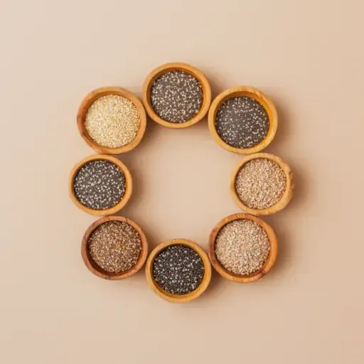 Ein Teller mit naturbelassenen Sesamsamen