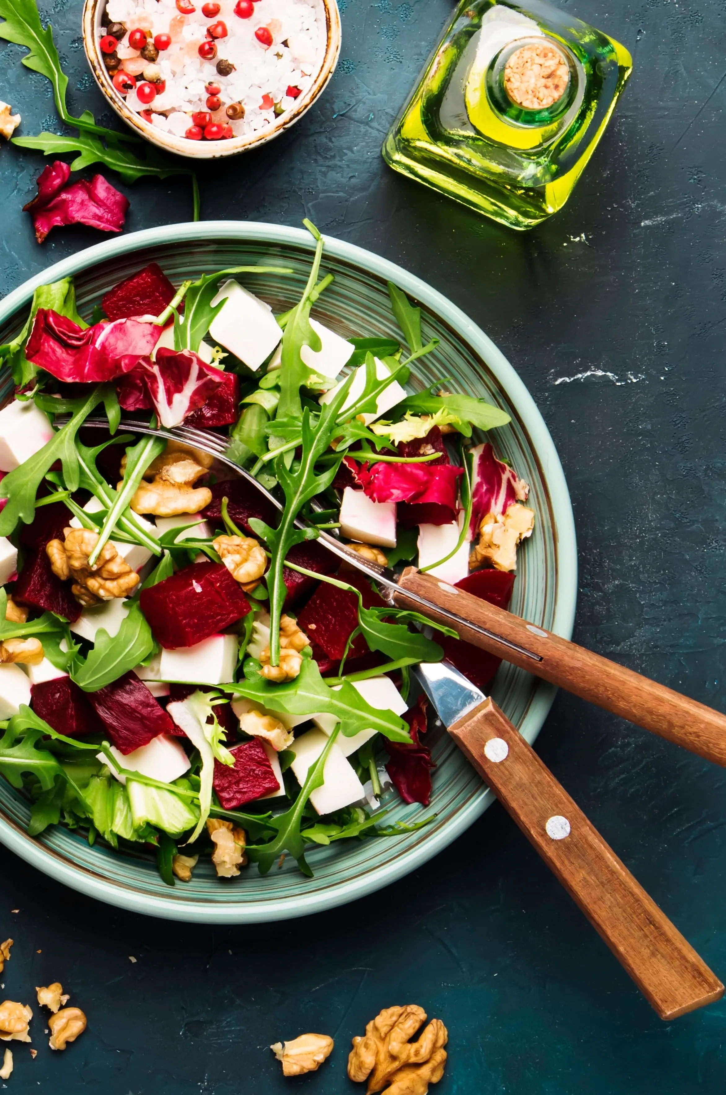 Ein Teller mit Rote Bete Salat, Rucola und Walnüssen.