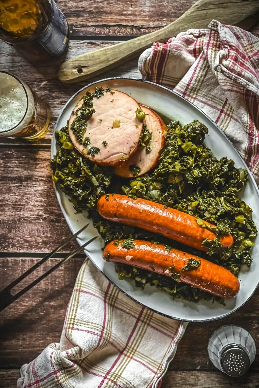 Ein Teller mit traditionellem Grünkohl, deftigem Kassler und Mettenden