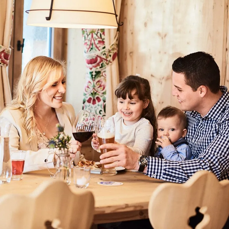 Ein Teller mit traditionellen Maultaschen, garniert mit Zwiebeln und Speck