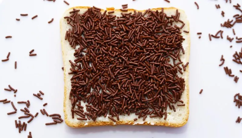 Ein Teller mit Weißbrot und bunten Hagelslag-Schokostreuseln, ein typisch niederländisches Frühstück