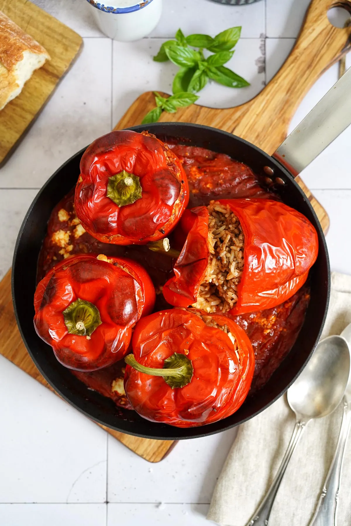 Ein Teller mit zwei halbierten gefüllten Paprika, die die saftige Fleisch- und Reisfüllung zeigen