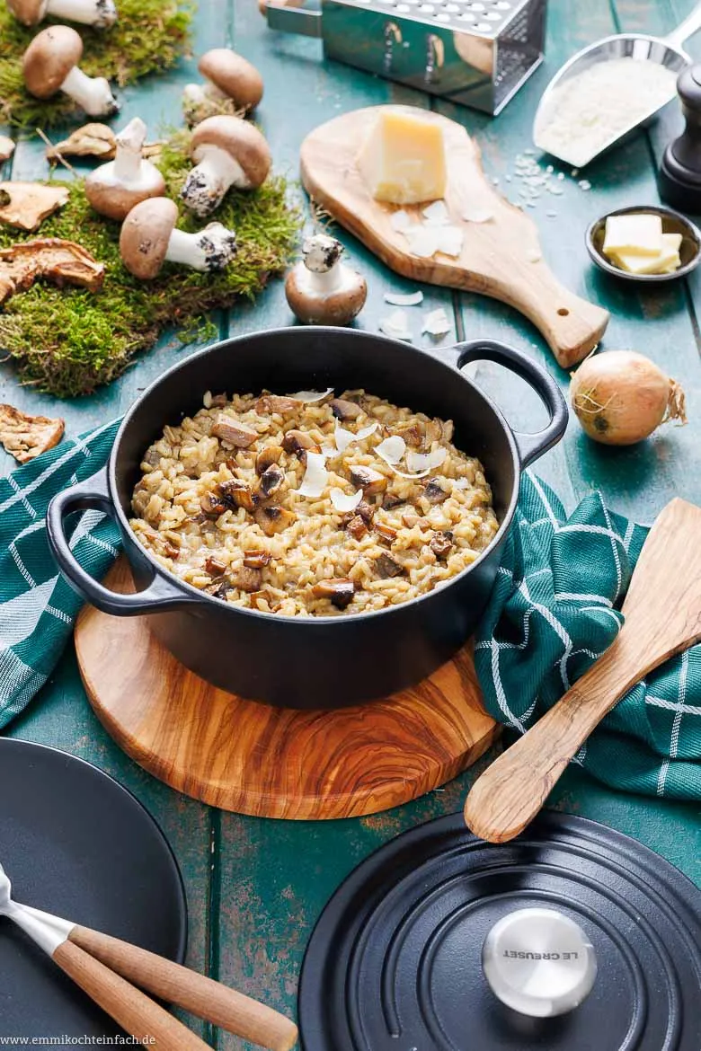 Ein Teller Pilzrisotto, cremig und garniert mit frischer Petersilie