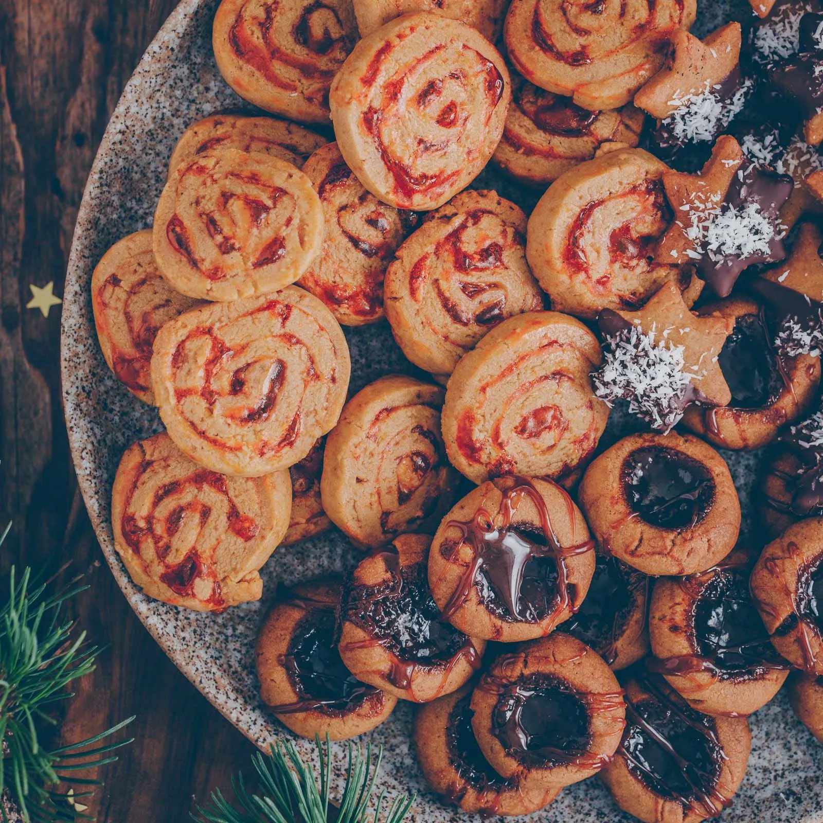 Ein Teller voller Konfitüre-Rollen mit Hagebutten-Konfitüre, appetitlich angerichtet und bereit zum Genuss