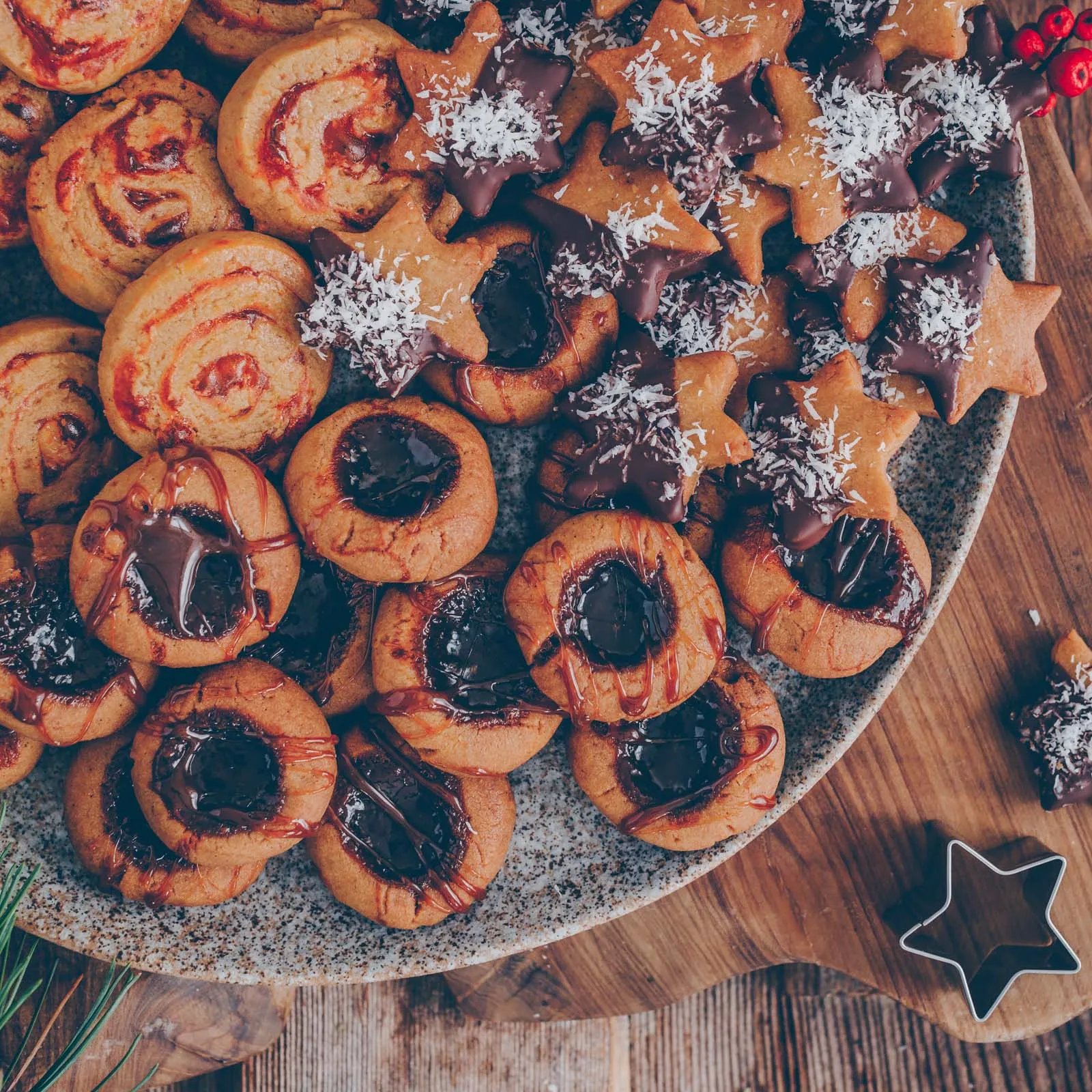 Ein Teller voller verlockender Karamell-Thumbprint Cookies, die jeweils eine tiefe Mulde mit glänzendem Karamell zeigen