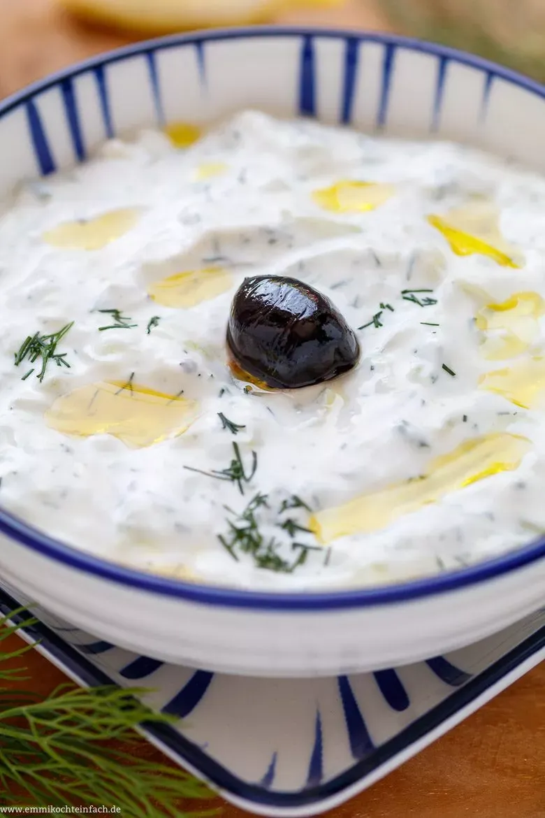 Ein Tisch gedeckt mit griechischen Spezialitäten wie Gyros, Souvlaki, Bauernsalat und natürlich Zaziki