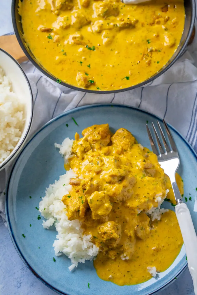 Ein Topf gefüllt mit cremigem Curry-Geschnetzeltem, bereit zum Servieren
