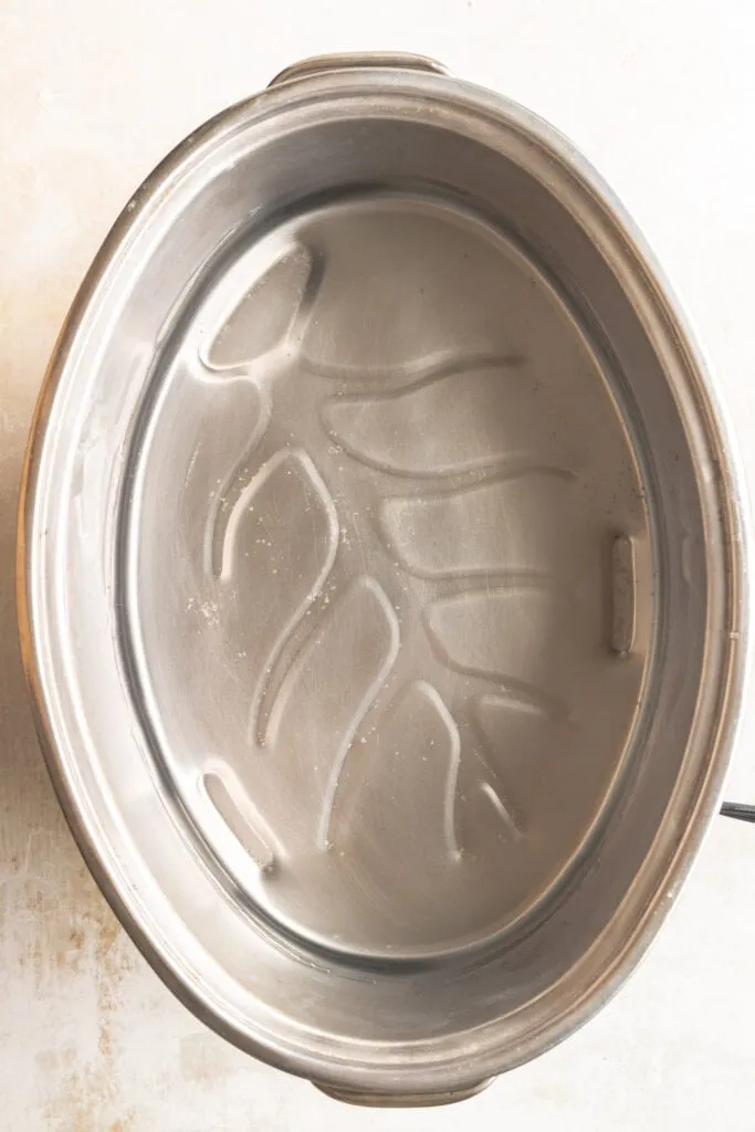 Ein Topf mit dem gespannten Küchentuch, bereit für die Hefeklöße.