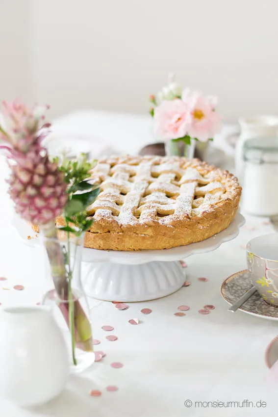 Ein traditioneller gedeckter Apfelkuchen, eine weitere süße Option für Festlichkeiten.