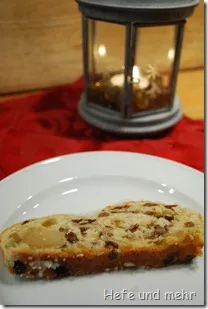Ein traditioneller, mit Puderzucker bestäubter Christstollen, bereit zum Genießen in der Weihnachtszeit
