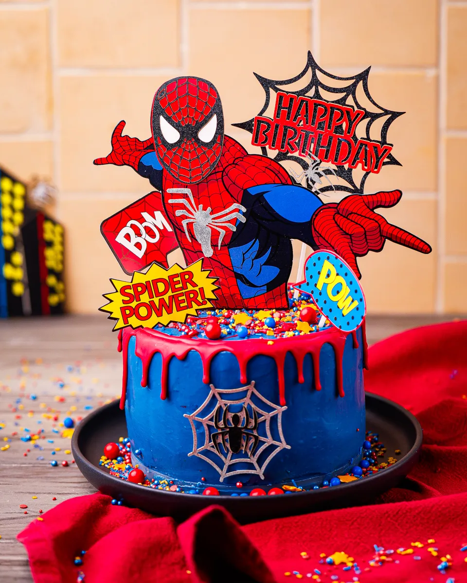 Ein Traum für alle kleinen Superhelden: Die Spiderman Torte mit leuchtenden Farben.
