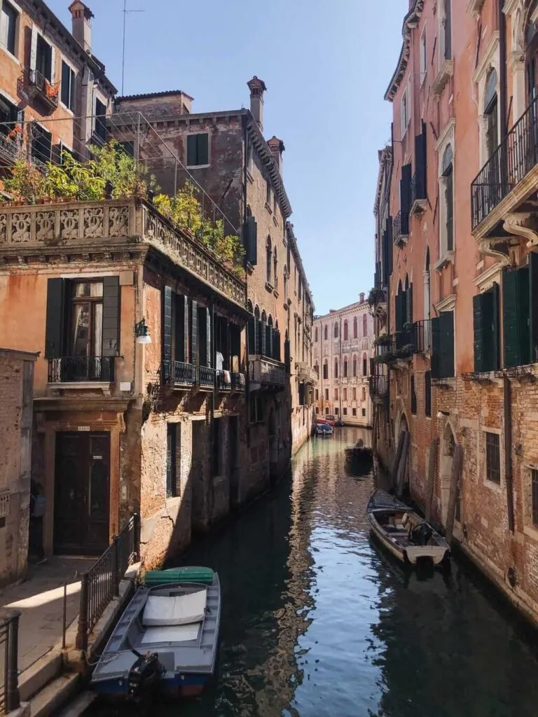 Ein typischer Kanal in Venedig, gesäumt von historischen Gebäuden, spiegelt die einzigartige Atmosphäre der Lagunenstadt wider.