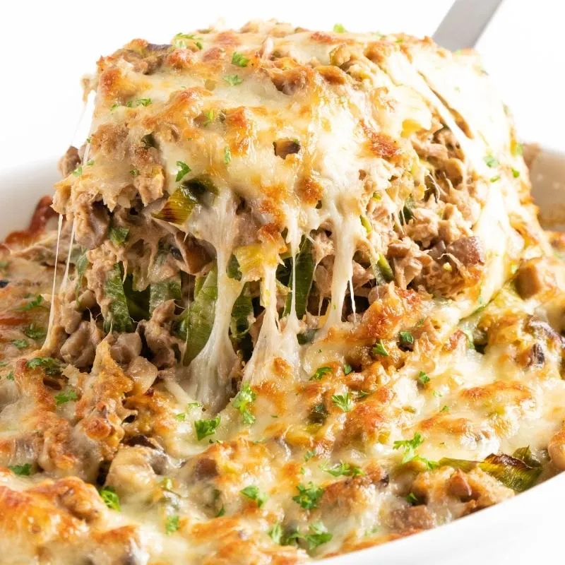 Ein überbackener Thunfisch-Auflauf mit Käse, ein sättigendes und proteinreiches Gericht.