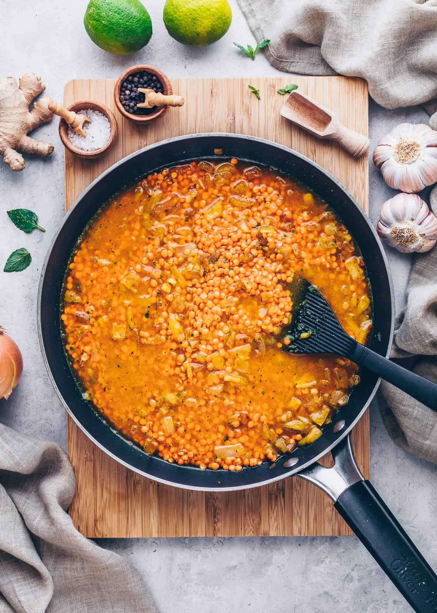 Ein veganes Linsen-Dal Curry, das langsam köchelt, um alle Aromen zu entfalten.