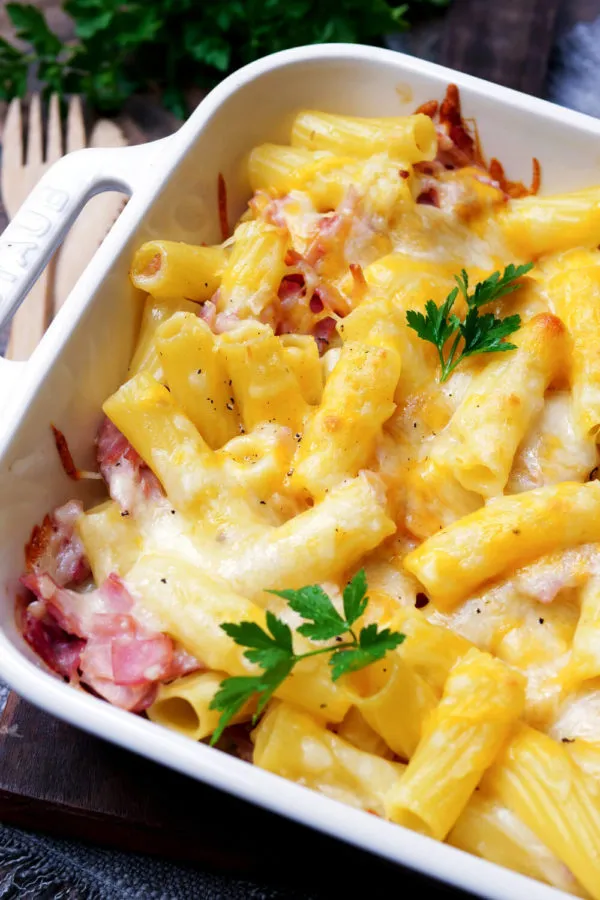 Ein verlockender, überbackener Nudel-Schinken-Auflauf direkt aus dem Ofen, mit geschmolzenem Käse und goldener Kruste, ein bestes Familienrezept.