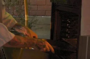 Ein vorgeheizter Backofen mit einer hitzebeständigen Form für Dampf