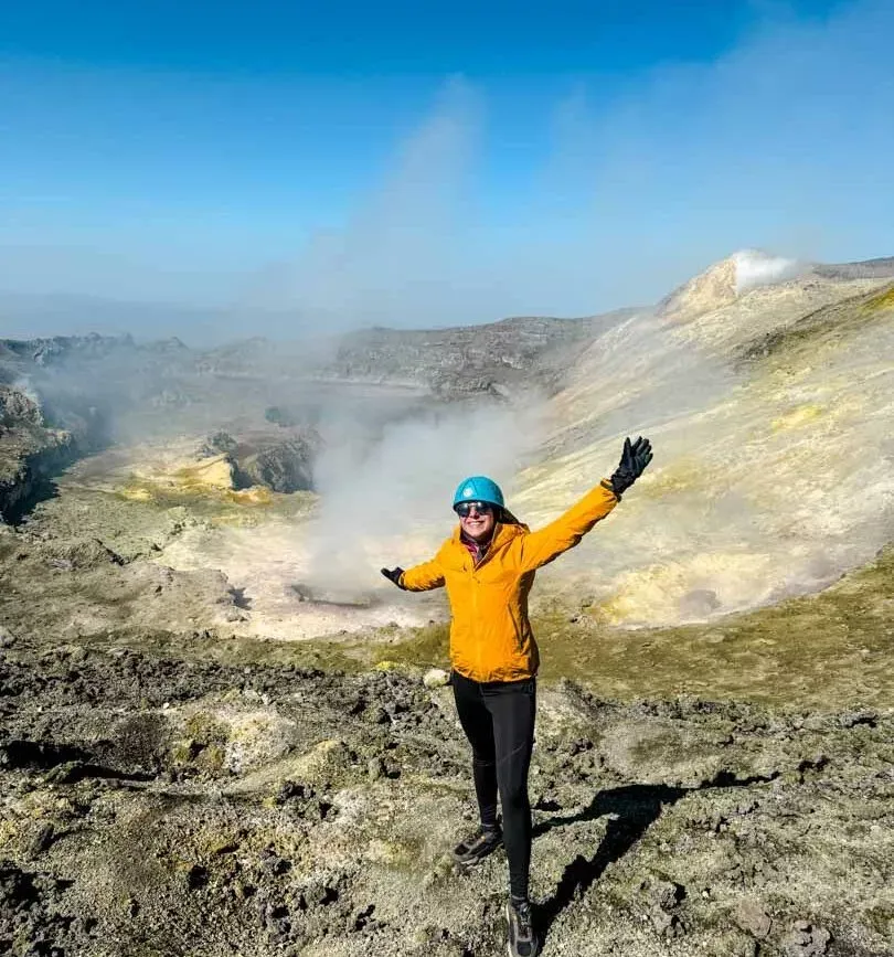 Ein Vulkankrater des Ätna auf Sizilien, ein beeindruckendes Naturschauspiel und ein beliebtes Ausflugsziel.