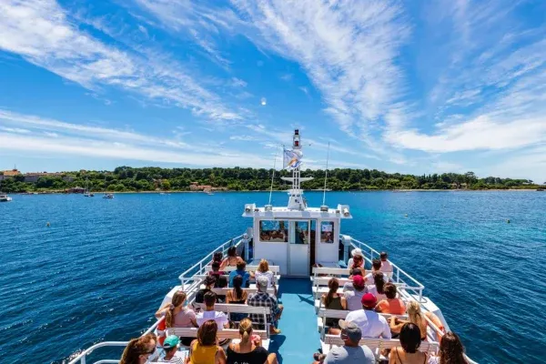 Ein Wanderweg auf der Île Sainte-Marguerite mit Meerblick