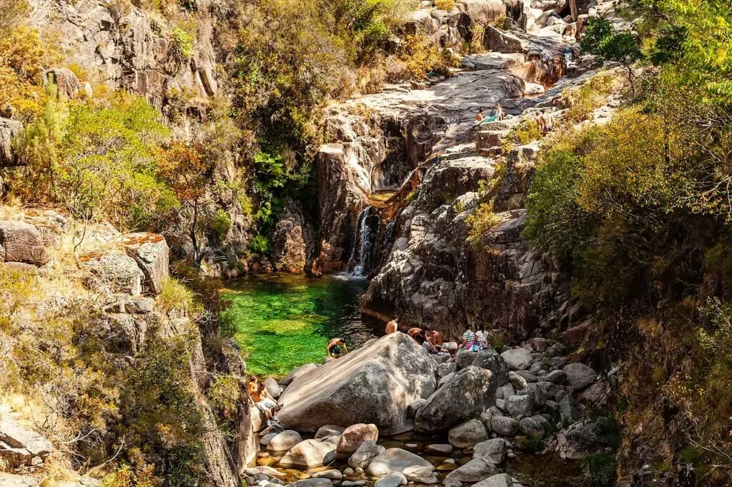 Ein Wasserfall stürzt in ein Becken im Nationalpark Gerês