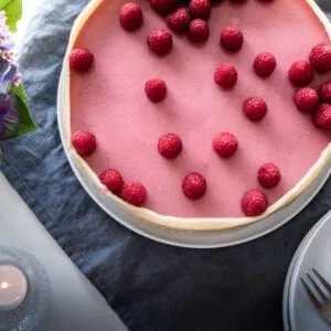Ein weiterer Blick auf den appetitlichen Lagkage, verziert mit frischen Himbeeren und einem Marzipanrand