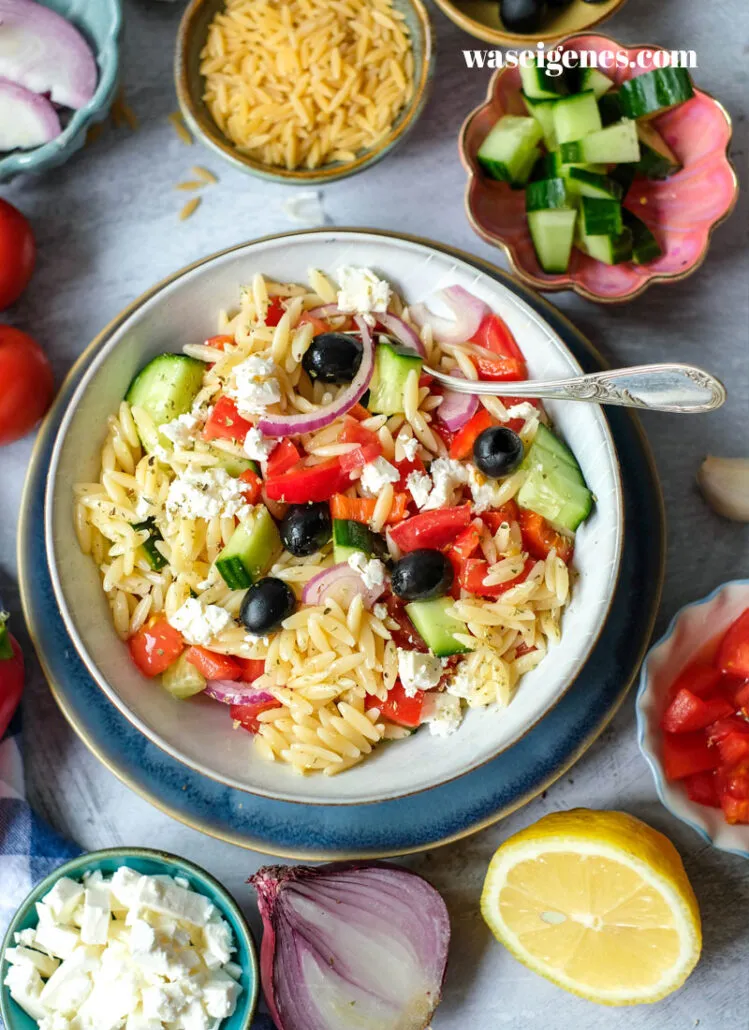 Ein weiterer Blick auf den frischen griechischen Nudelsalat, reich an Zutaten und appetitlich angerichtet.