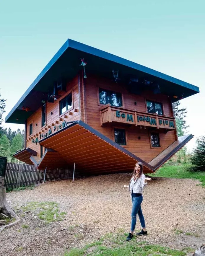 Ein weiteres Bild des umgedrehten Hauses in St. Englmar, das Besucher zum Staunen bringt.