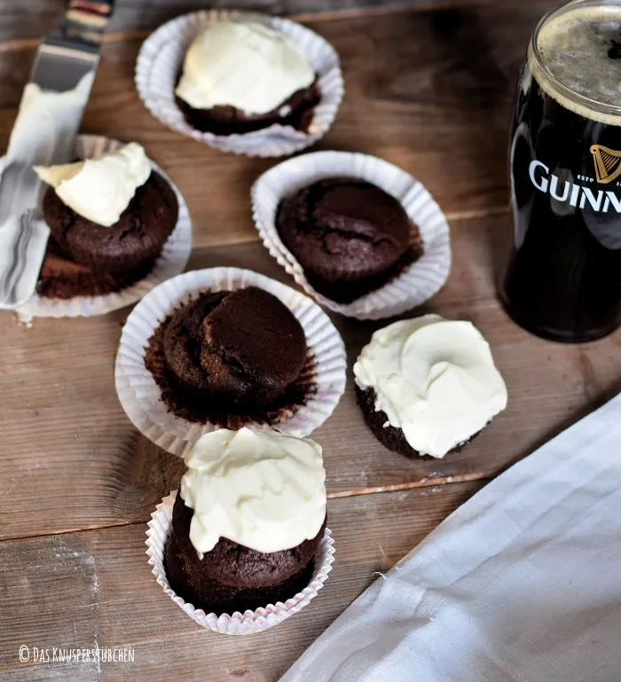 Ein weiteres Bild vom Guinness-Schoko-Kuchen mit dem unaufgetragenen Topping, das die dunkle, saftige Krume zeigt