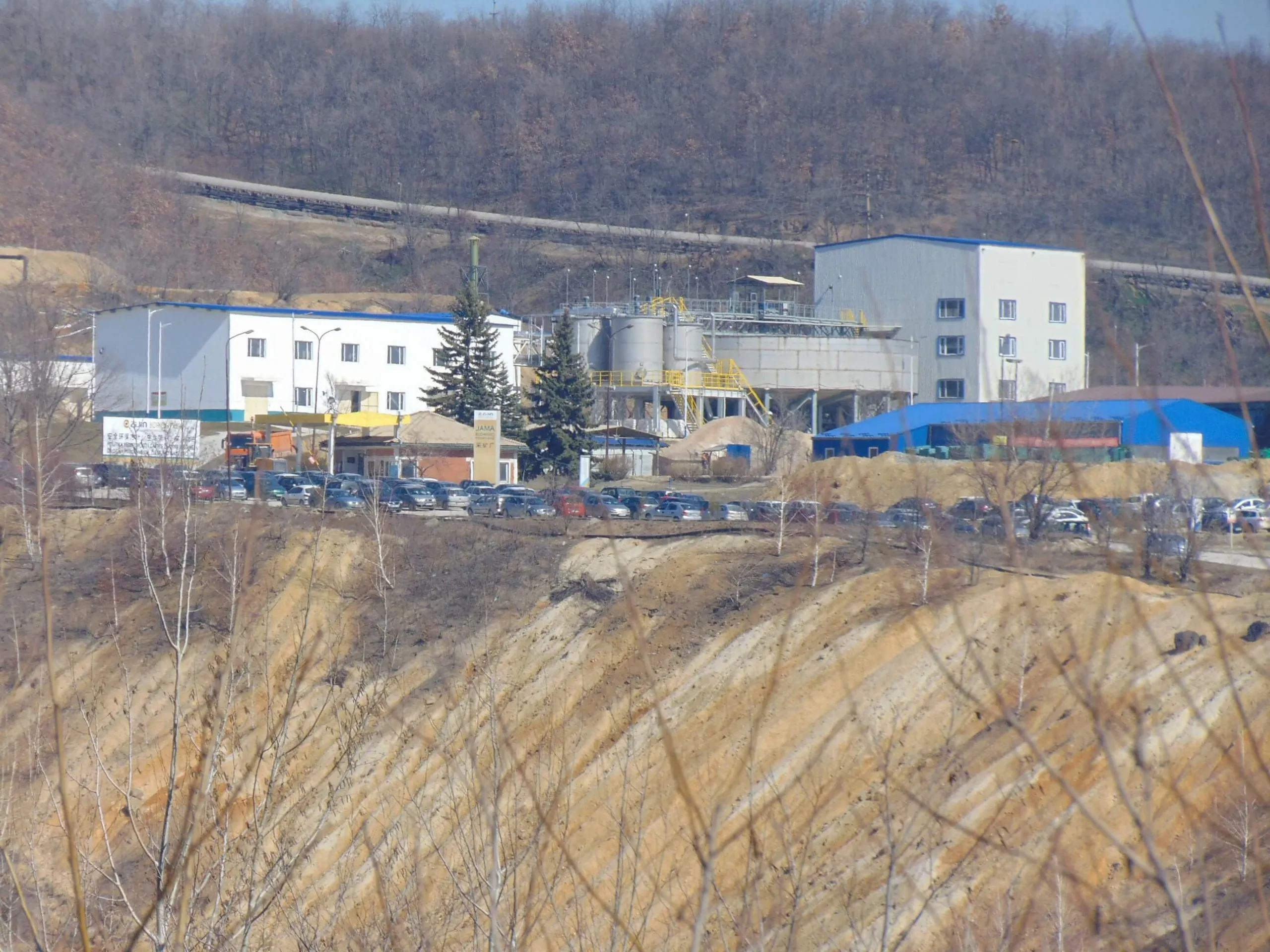 Ein weiteres Foto der illegalen Baustelle in Bor, das die fortgeschrittenen Bauarbeiten zeigt.