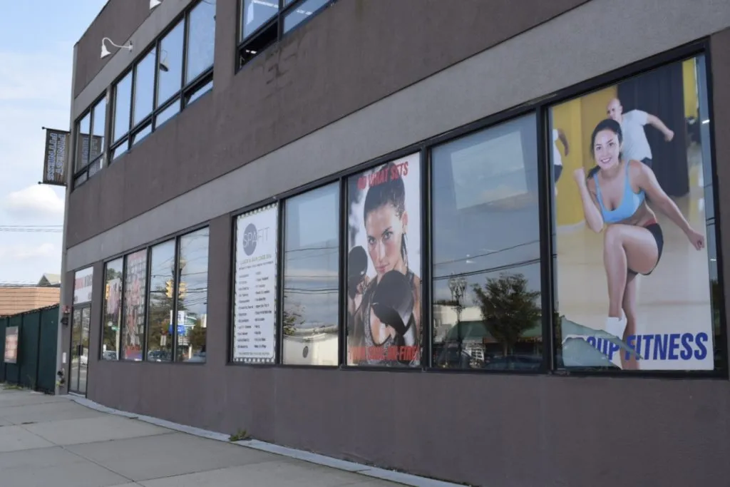 Ein weitläufiger Trainingsbereich im South Shore Iron, ausgestattet mit freien Gewichten und Kraftgeräten für anspruchsvolles Fitness