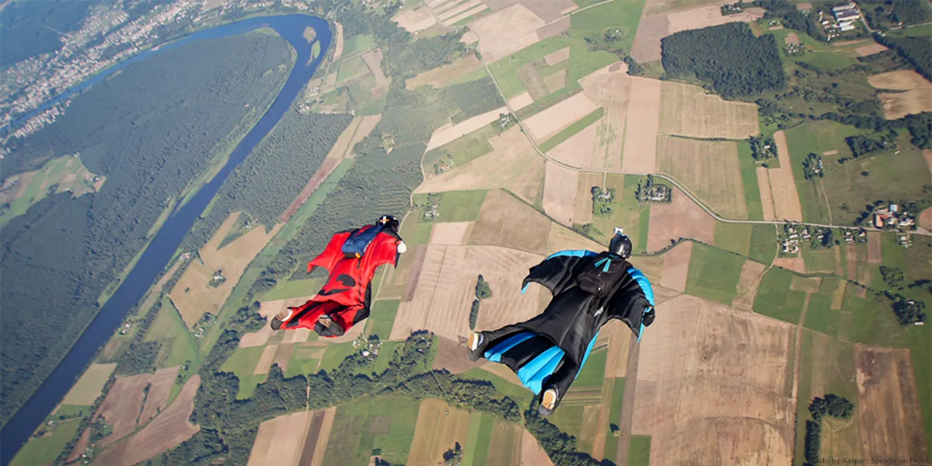 Ein Wingsuit-Flieger gleitet durch die Luft