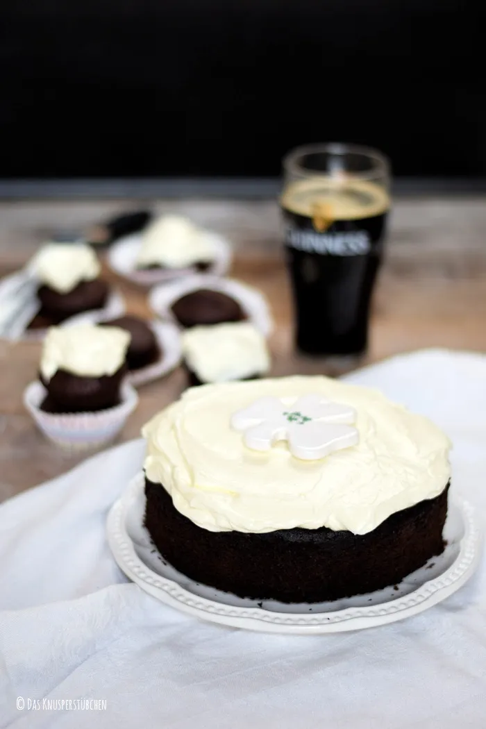 Ein wunderschön dekorierter Guinness-Schoko-Kuchen mit weißem Frischkäse-Topping, bereit zum Anschneiden und Genießen