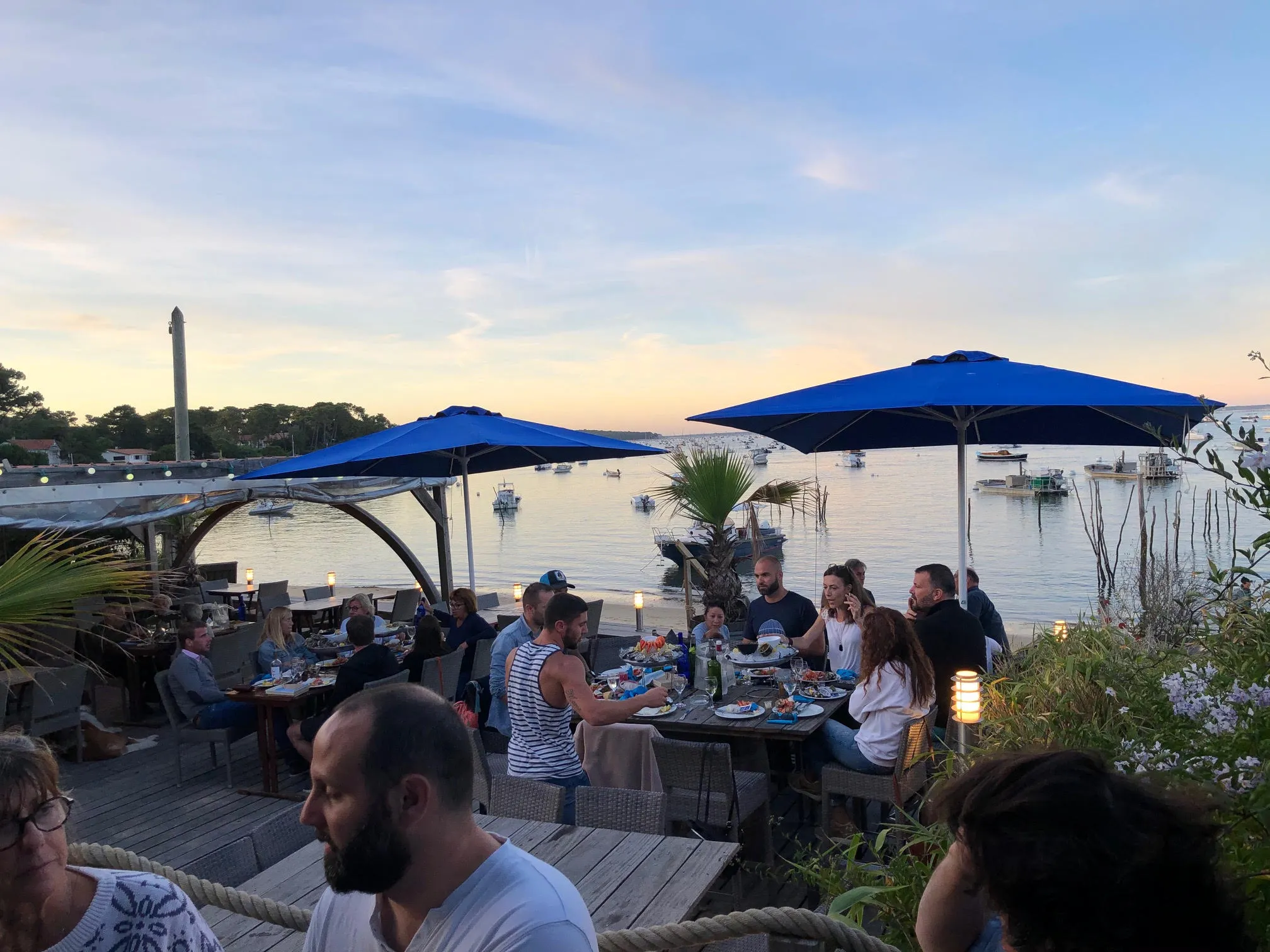 Ein wunderschöner Sonnenuntergang, der die entspannte Atmosphäre nach einem guten deutschen Bier einfängt.
